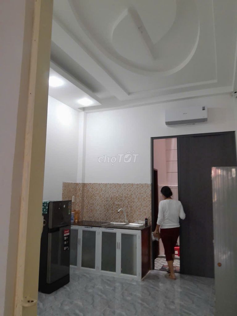 Rent room with air conditioning, refrigerators, kitchen shelves, 3 million-dollar sinks.