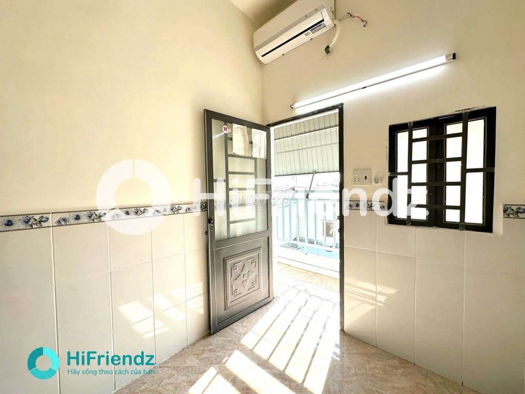 Cheap living room, air conditioning, common balcony.