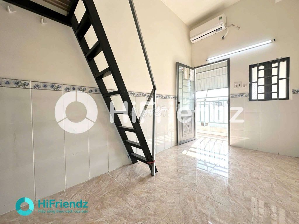 Cheap living room, air conditioning, common balcony.