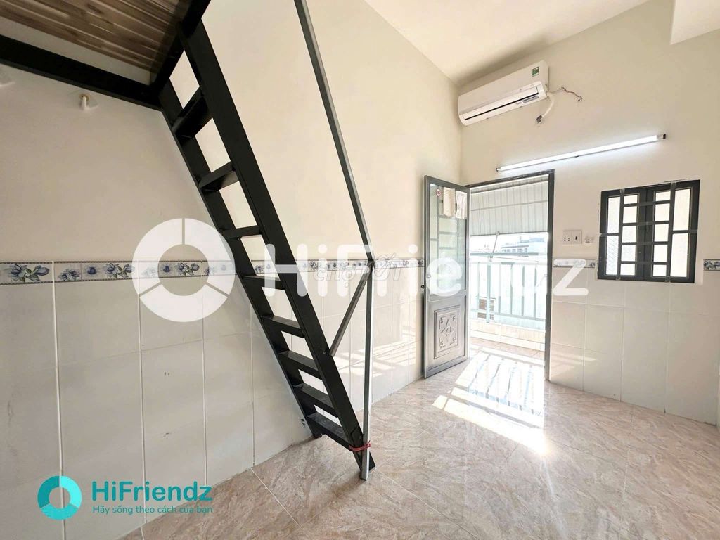 Cheap living room, air conditioning, common balcony.