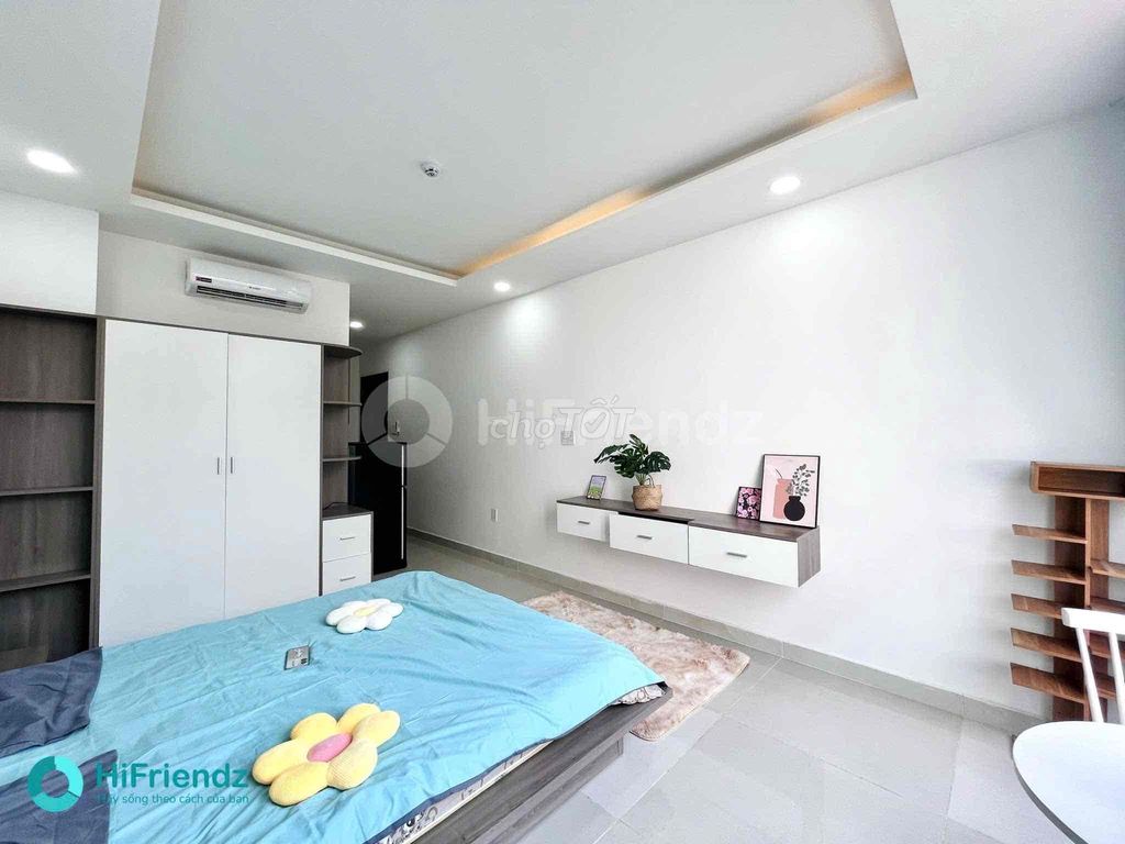 The house of the balcony studio is supposed to be filled with furniture, airports.
