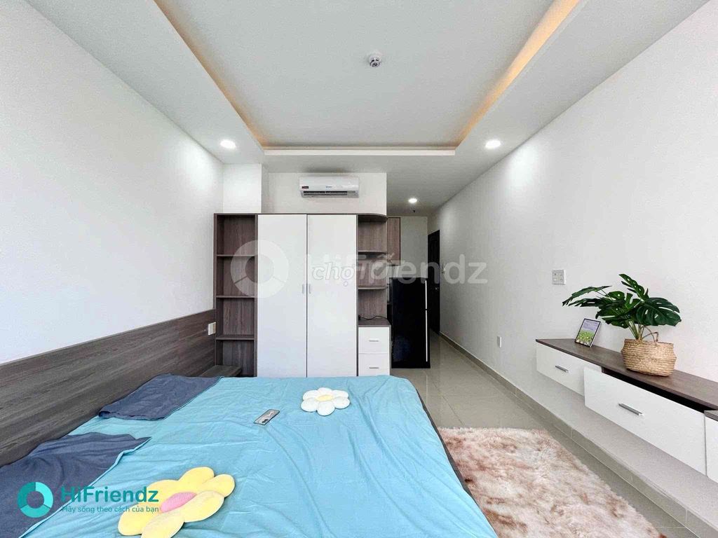 The house of the balcony studio is supposed to be filled with furniture, airports.