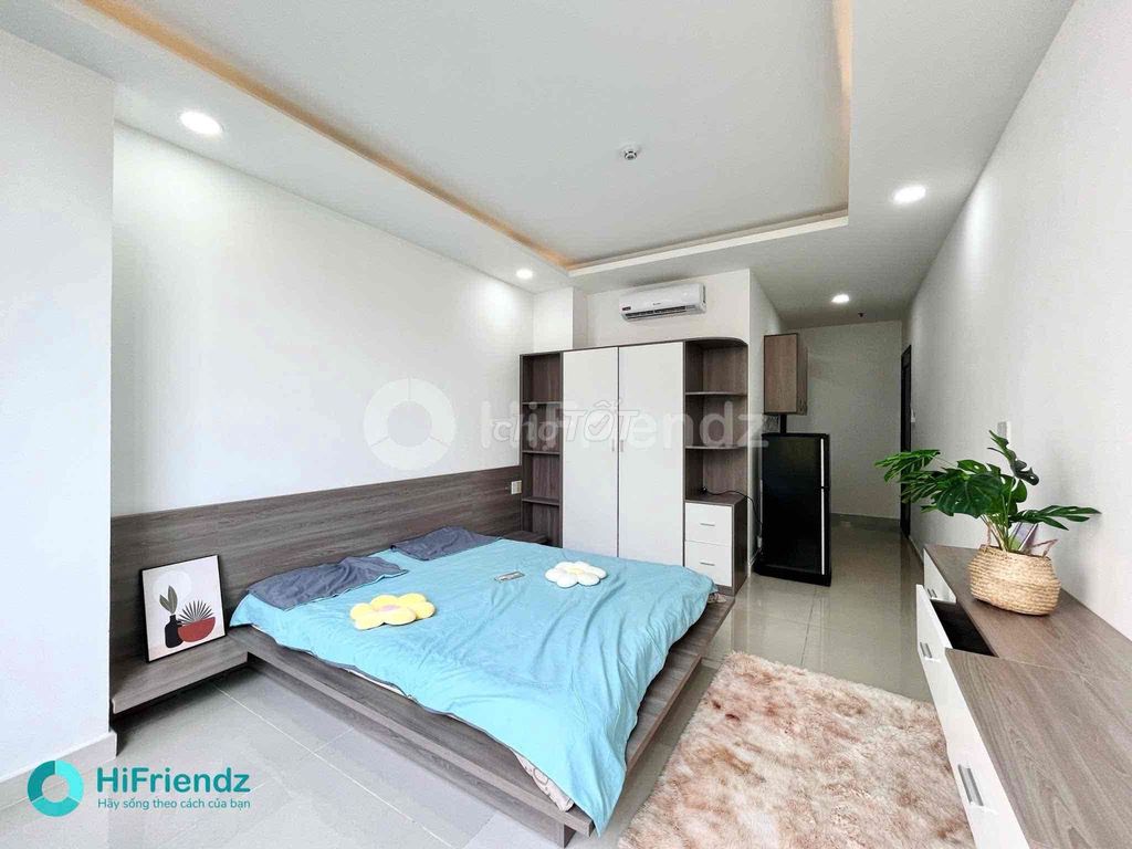The house of the balcony studio is supposed to be filled with furniture, airports.