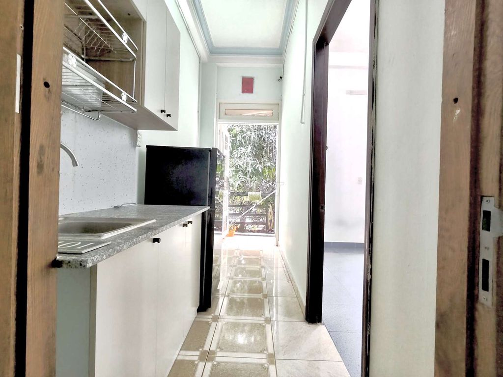 It's not so beautiful. A balcony bedroom enough. Right down the street.