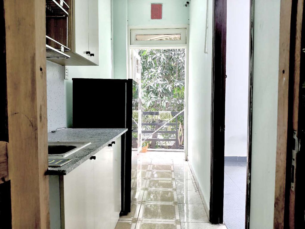 It's not so beautiful. A balcony bedroom enough. Right down the street.