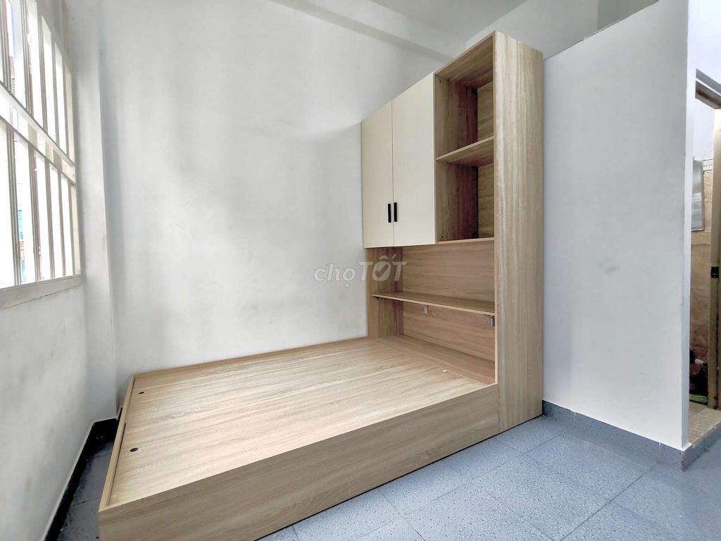 It's not so beautiful. A balcony bedroom enough. Right down the street.