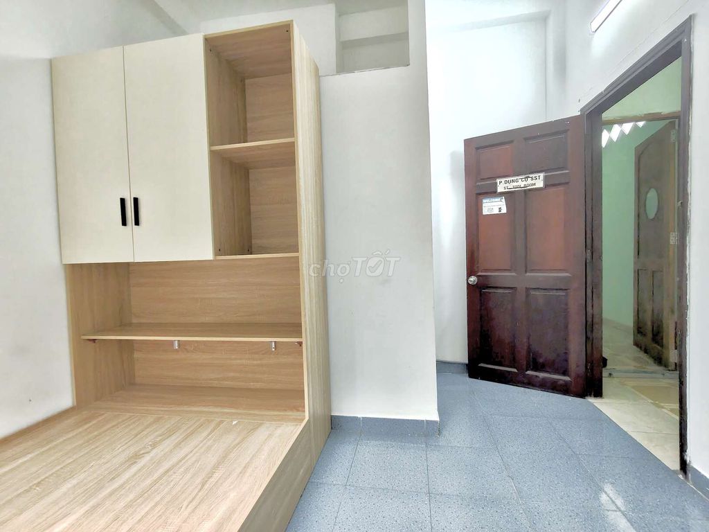 It's not so beautiful. A balcony bedroom enough. Right down the street.