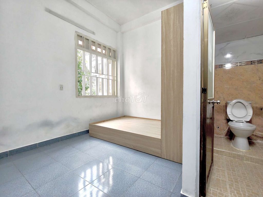 It's not so beautiful. A balcony bedroom enough. Right down the street.