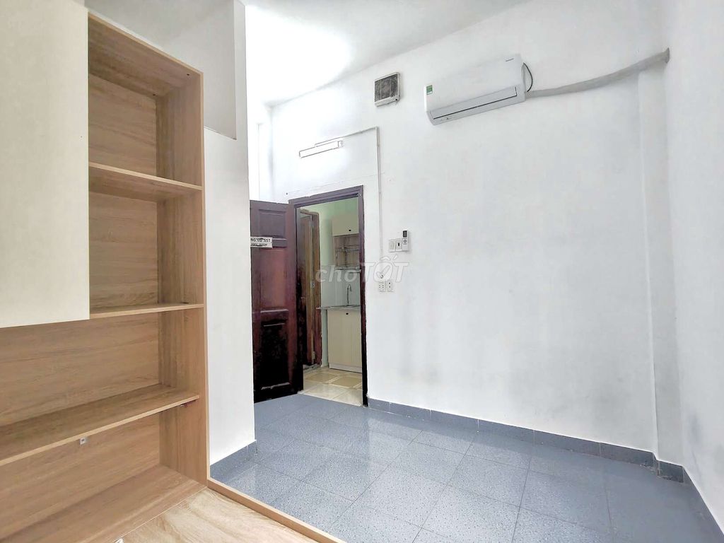 It's not so beautiful. A balcony bedroom enough. Right down the street.