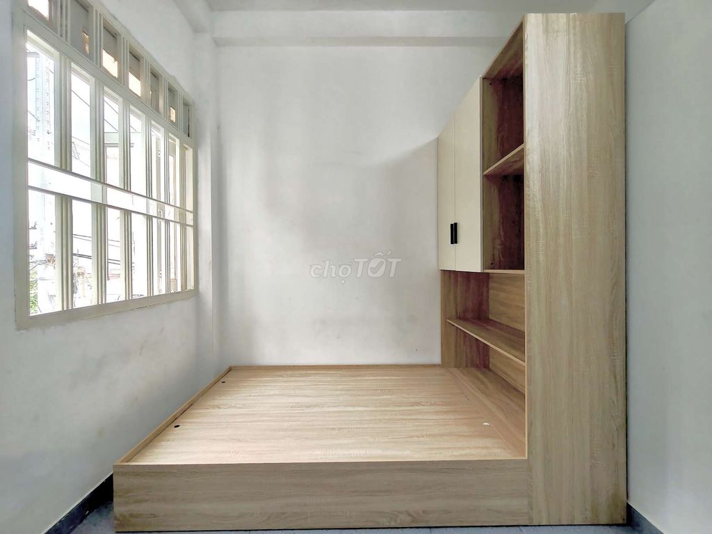 It's not so beautiful. A balcony bedroom enough. Right down the street.