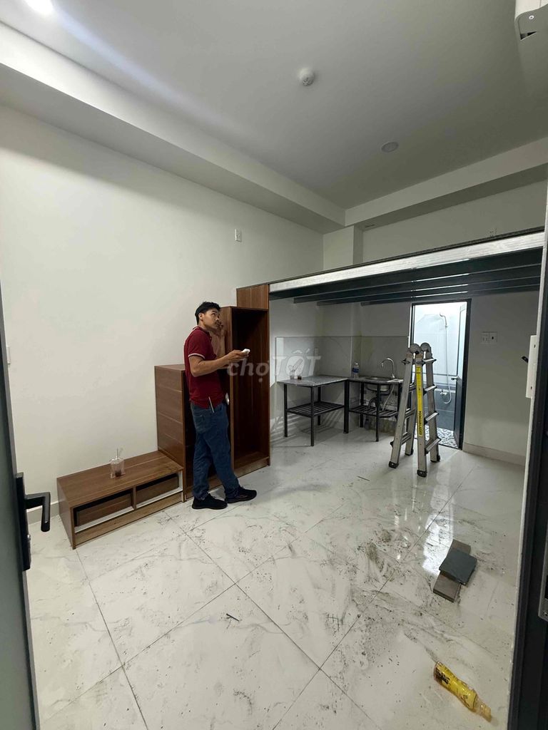 It's the owner who rents cheap apartments right here in the center of Tân Phú