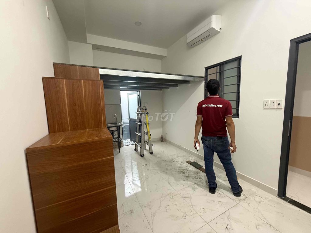It's the owner who rents cheap apartments right here in the center of Tân Phú