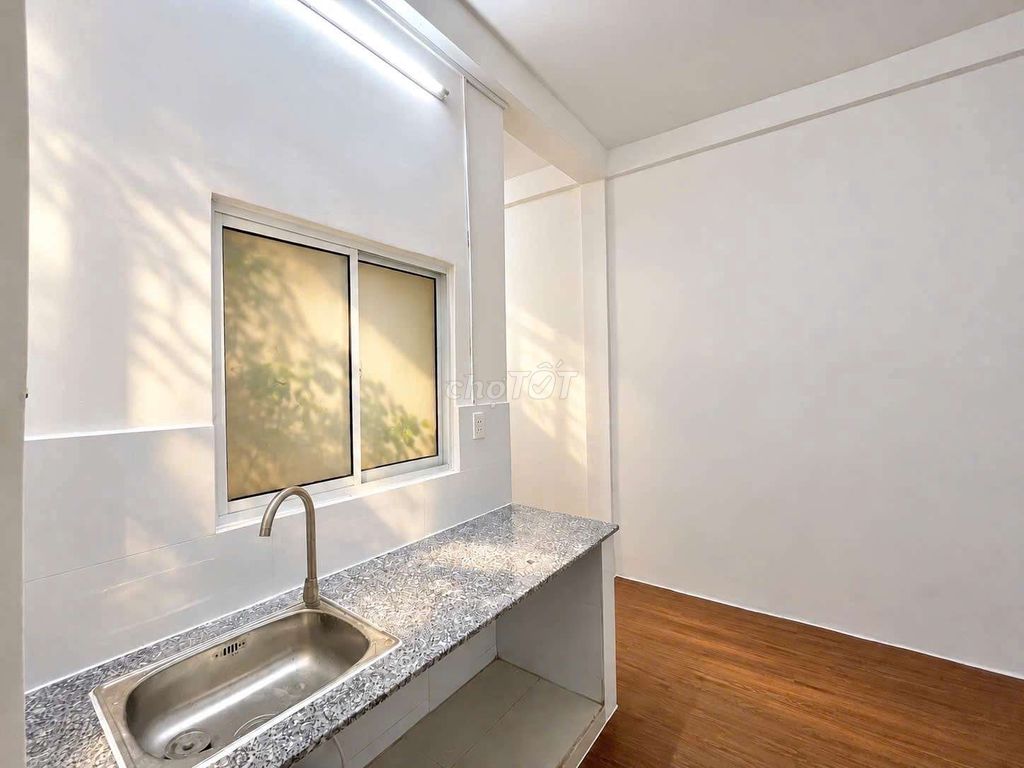 Rent an apartment on the Nguyễn Duy Dương front corner of District 5.