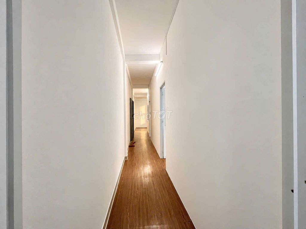 Rent an apartment on the Nguyễn Duy Dương front corner of District 5.