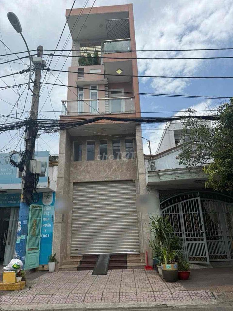 4 stories (full interior) Front P. Lucky
