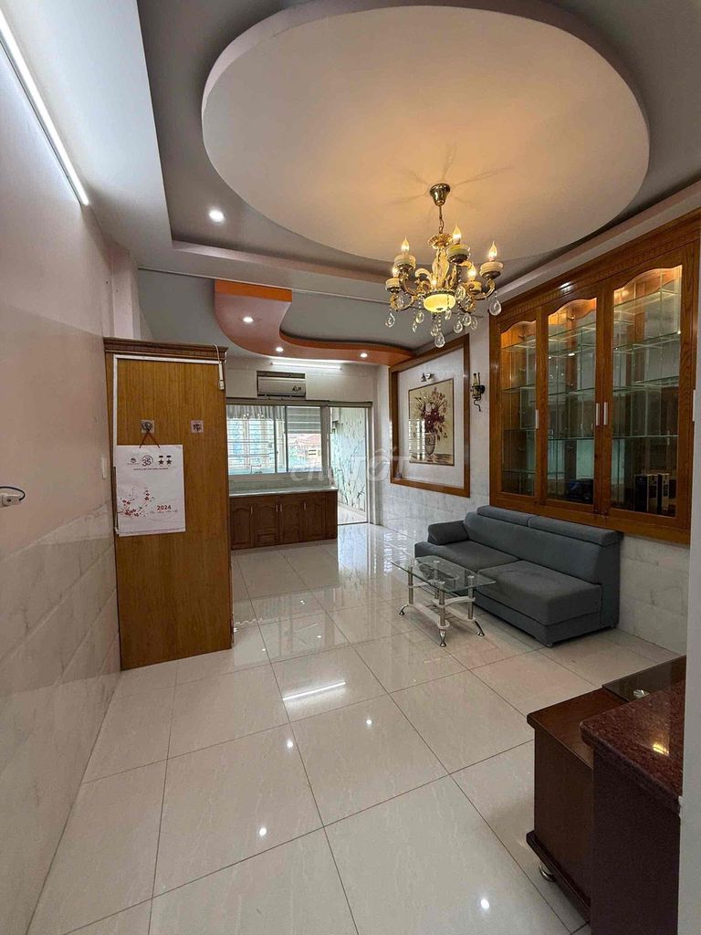 4 stories (full interior) Front P. Lucky