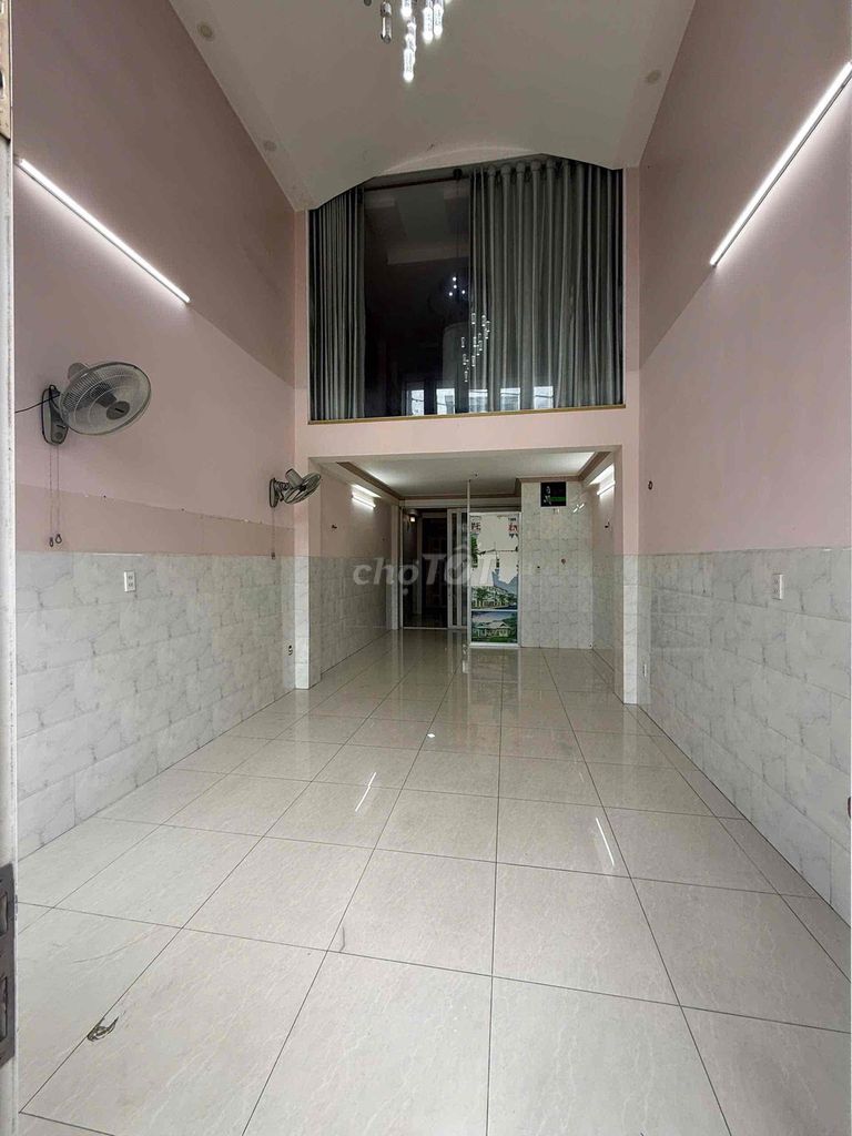 4 stories (full interior) Front P. Lucky