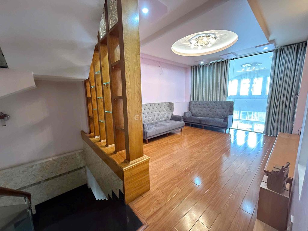 4 stories (full interior) Front P. Lucky