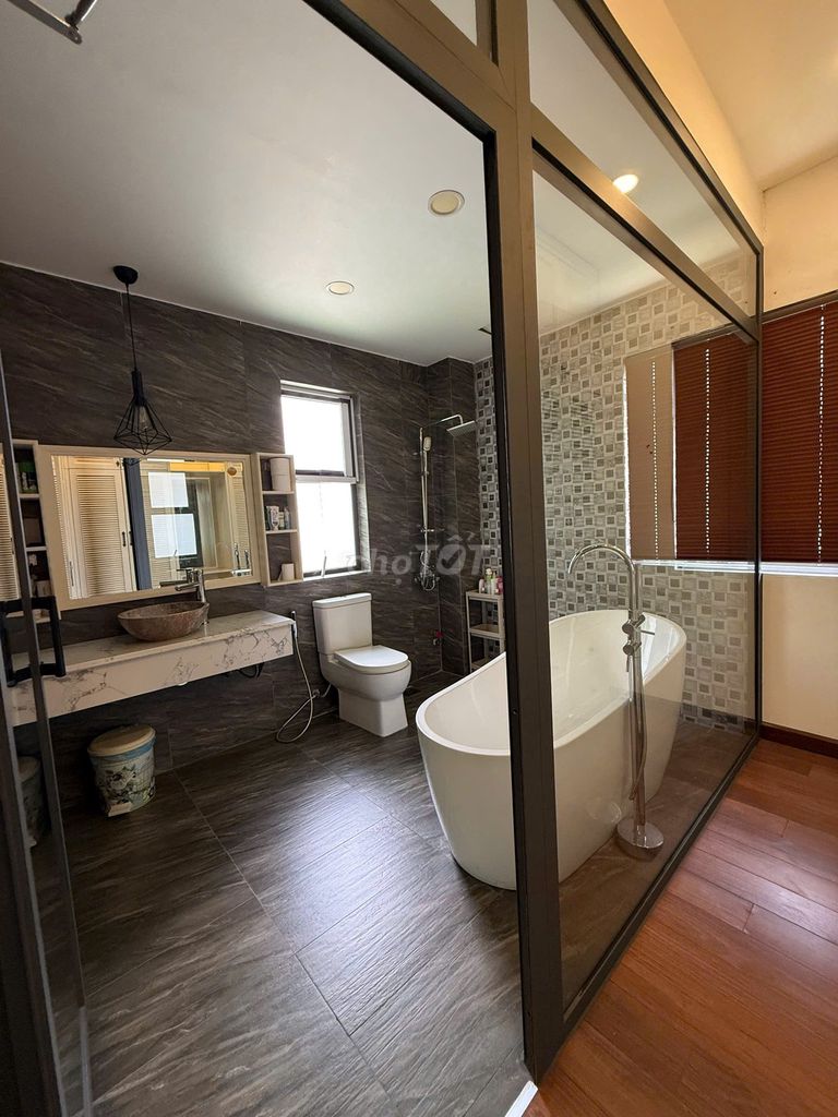 Rent bt Valora Kikyo across from Global City 33 million high-end furniture