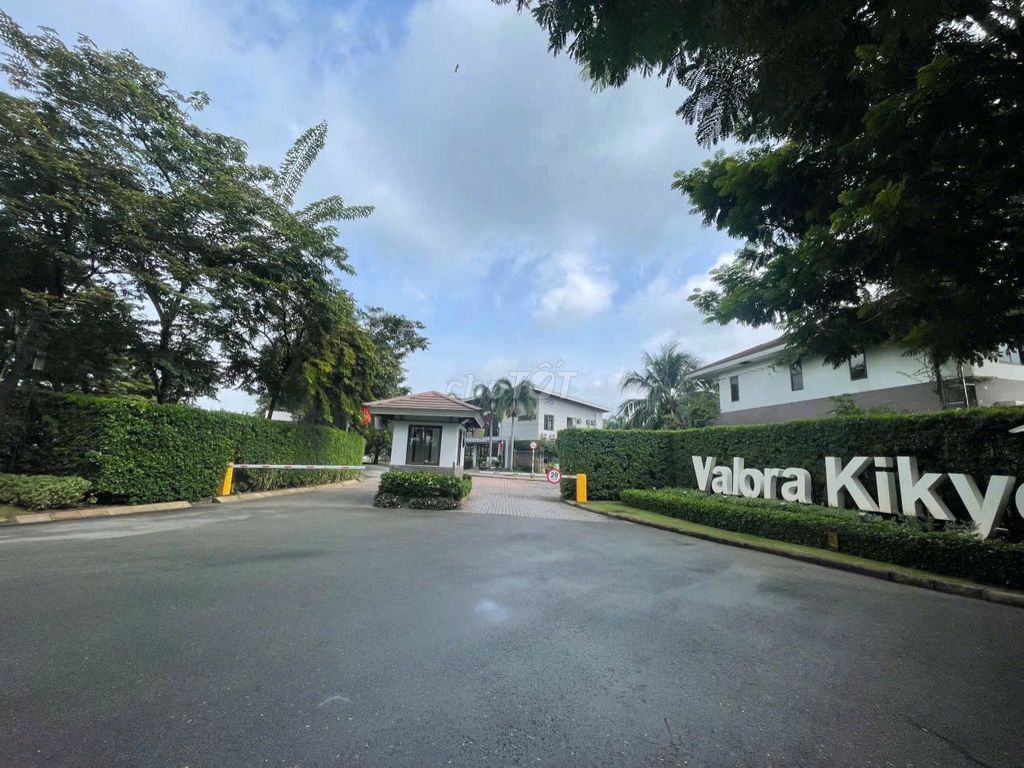 Rent bt Valora Kikyo across from Global City 33 million high-end furniture