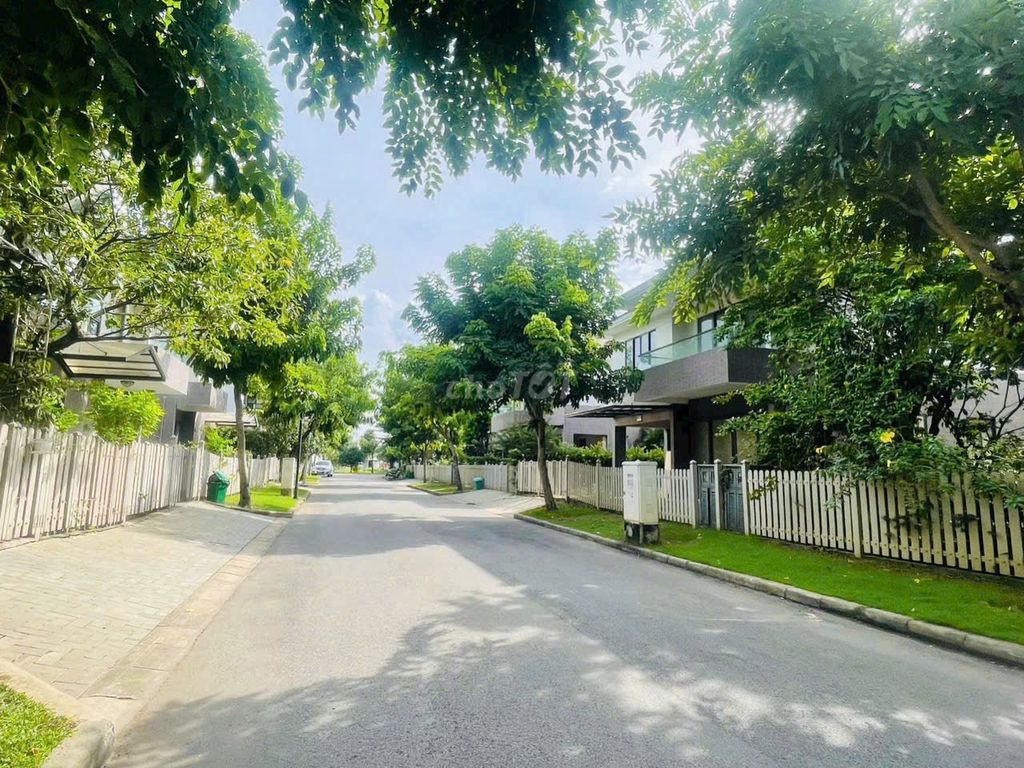 Rent bt Valora Kikyo across from Global City 33 million high-end furniture