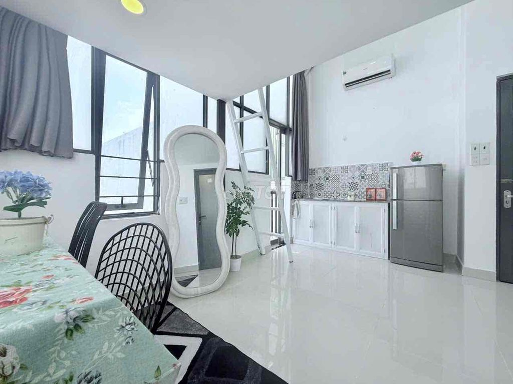 Rent the RlVA balcony with a nice, good-T10/26 sky window balcony.