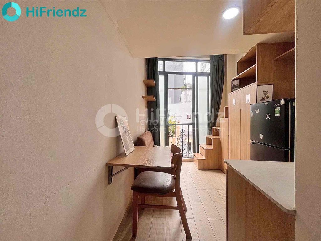 Rent a room with a balcony guard in front of Bến Vân Đồn. It's a nttu.