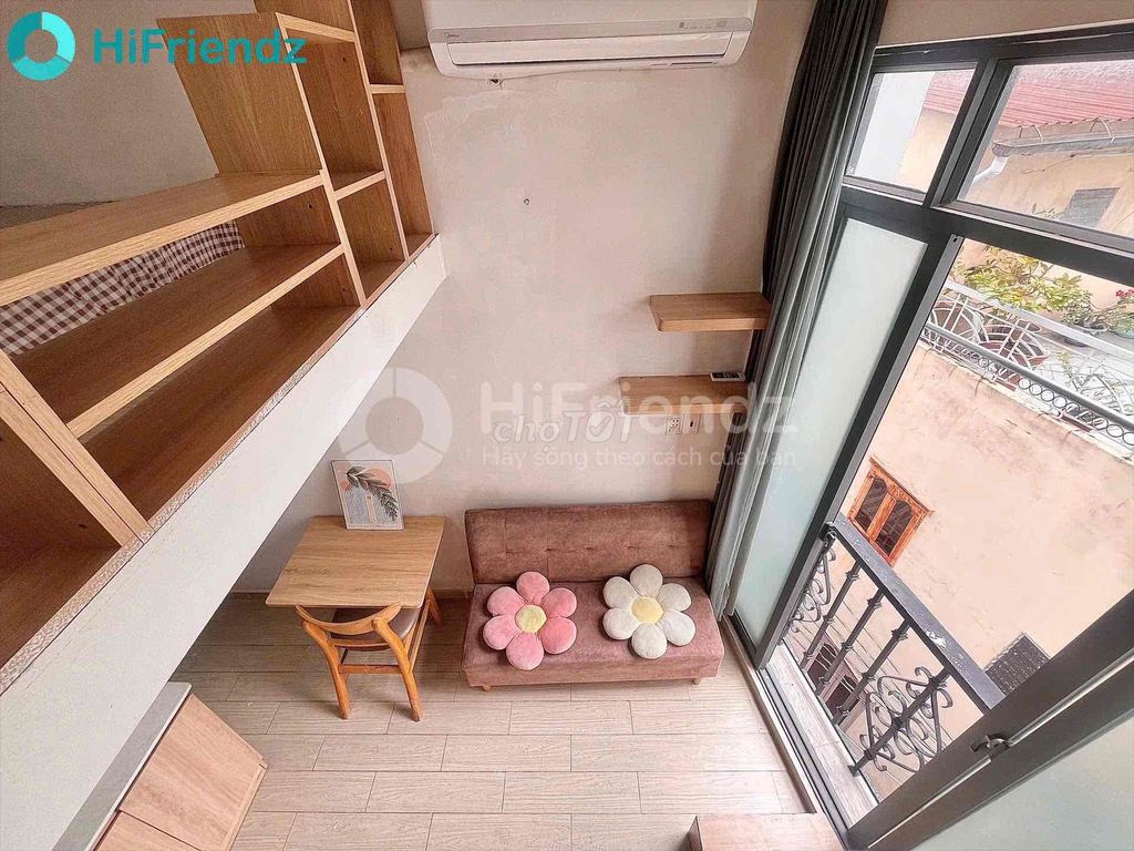 Rent a room with a balcony guard in front of Bến Vân Đồn. It's a nttu.