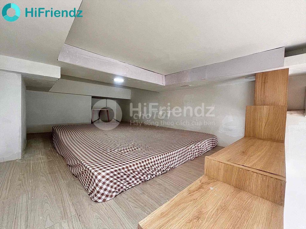 Rent a room with a balcony guard in front of Bến Vân Đồn. It's a nttu.