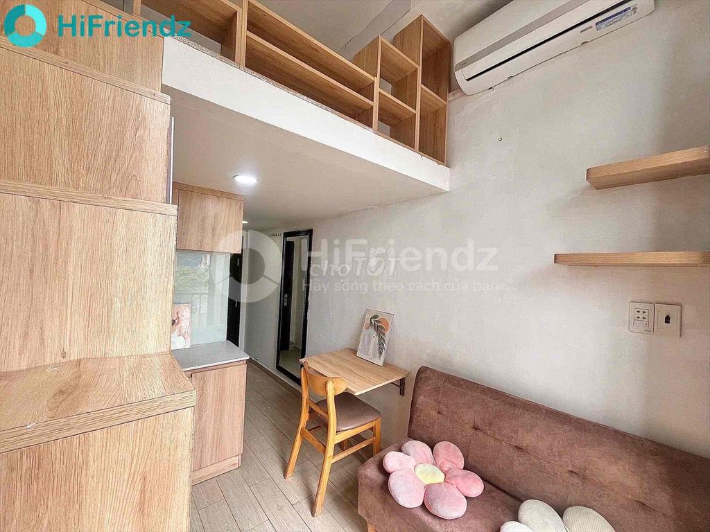 Rent a room with a balcony guard in front of Bến Vân Đồn. It's a nttu.