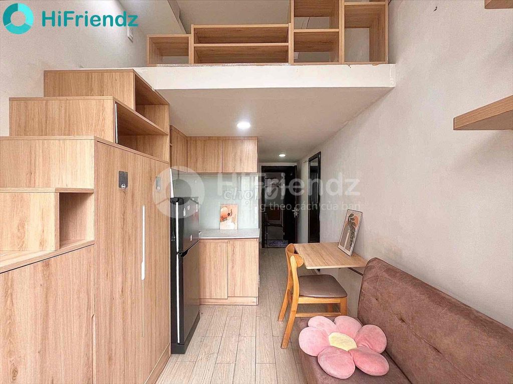 Rent a room with a balcony guard in front of Bến Vân Đồn. It's a nttu.