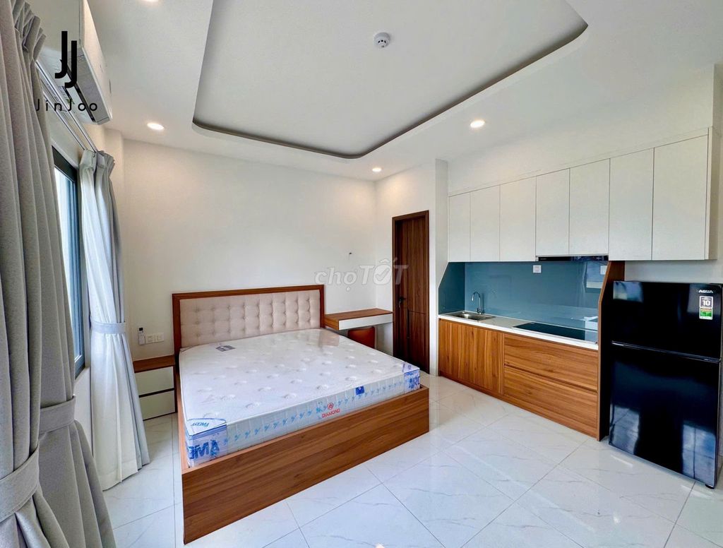large window large room wide interior - straight up virgin