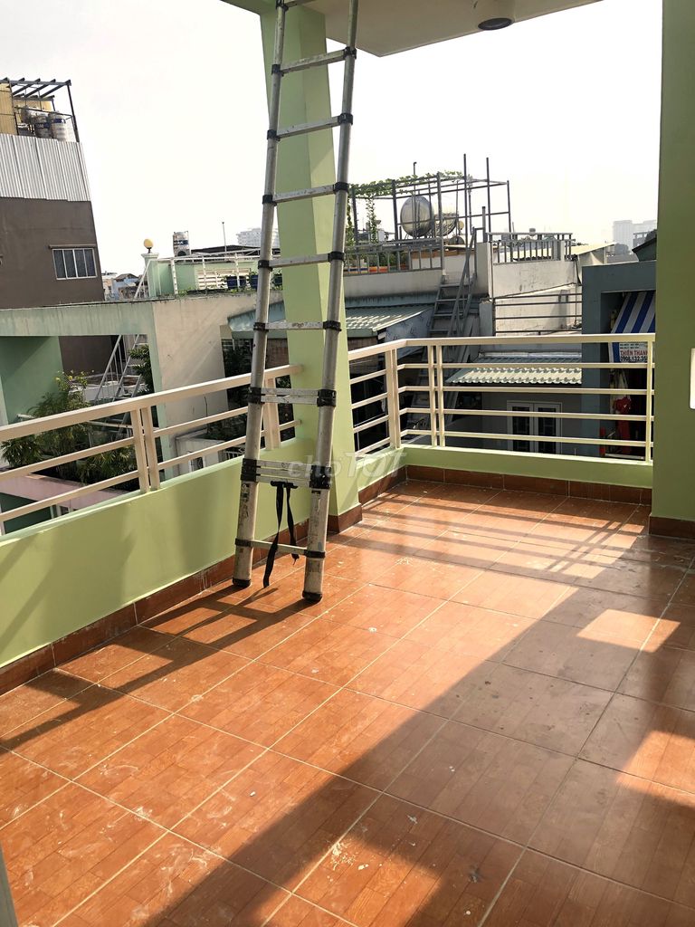 Top room 20 meters, one person near the Shire. A private toilet, air conditioning, no shared host.