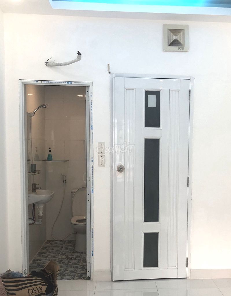 Top room 20 meters, one person near the Shire. A private toilet, air conditioning, no shared host.