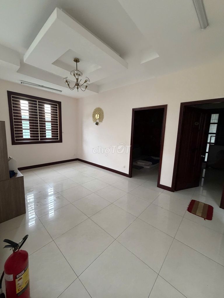 Two blocks from the fire zone 10 x 20 m 3 floors 6 floors 6 bedrooms near the 1s, bordering the 6th District