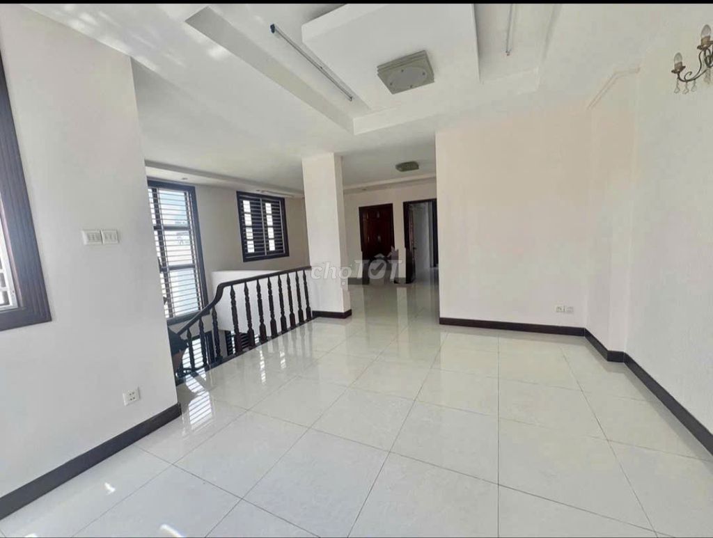 Two blocks from the fire zone 10 x 20 m 3 floors 6 floors 6 bedrooms near the 1s, bordering the 6th District