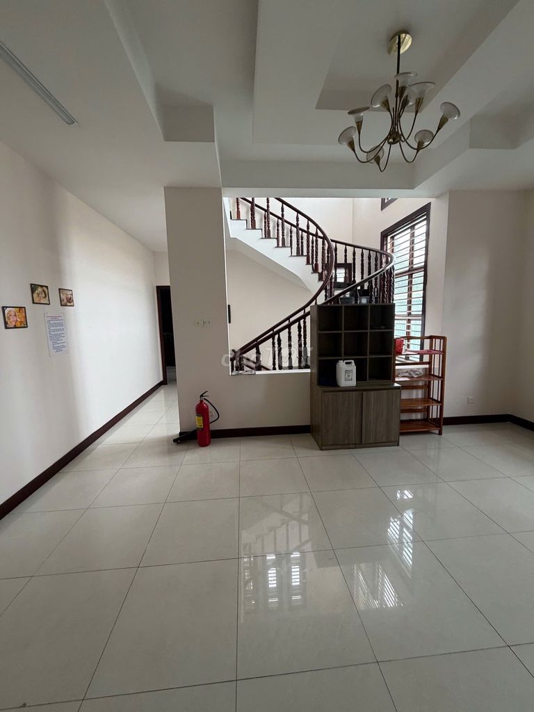 Two blocks from the fire zone 10 x 20 m 3 floors 6 floors 6 bedrooms near the 1s, bordering the 6th District