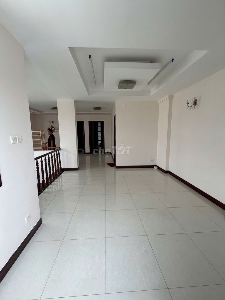Two blocks from the fire zone 10 x 20 m 3 floors 6 floors 6 bedrooms near the 1s, bordering the 6th District