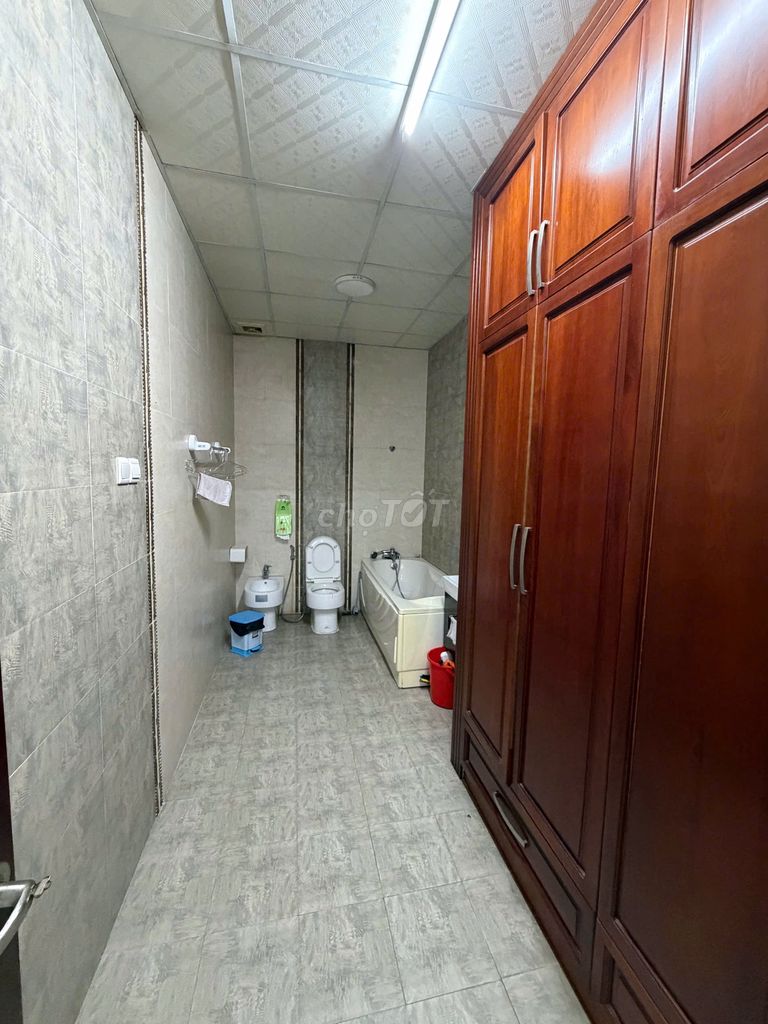 Two blocks from the fire zone 10 x 20 m 3 floors 6 floors 6 bedrooms near the 1s, bordering the 6th District