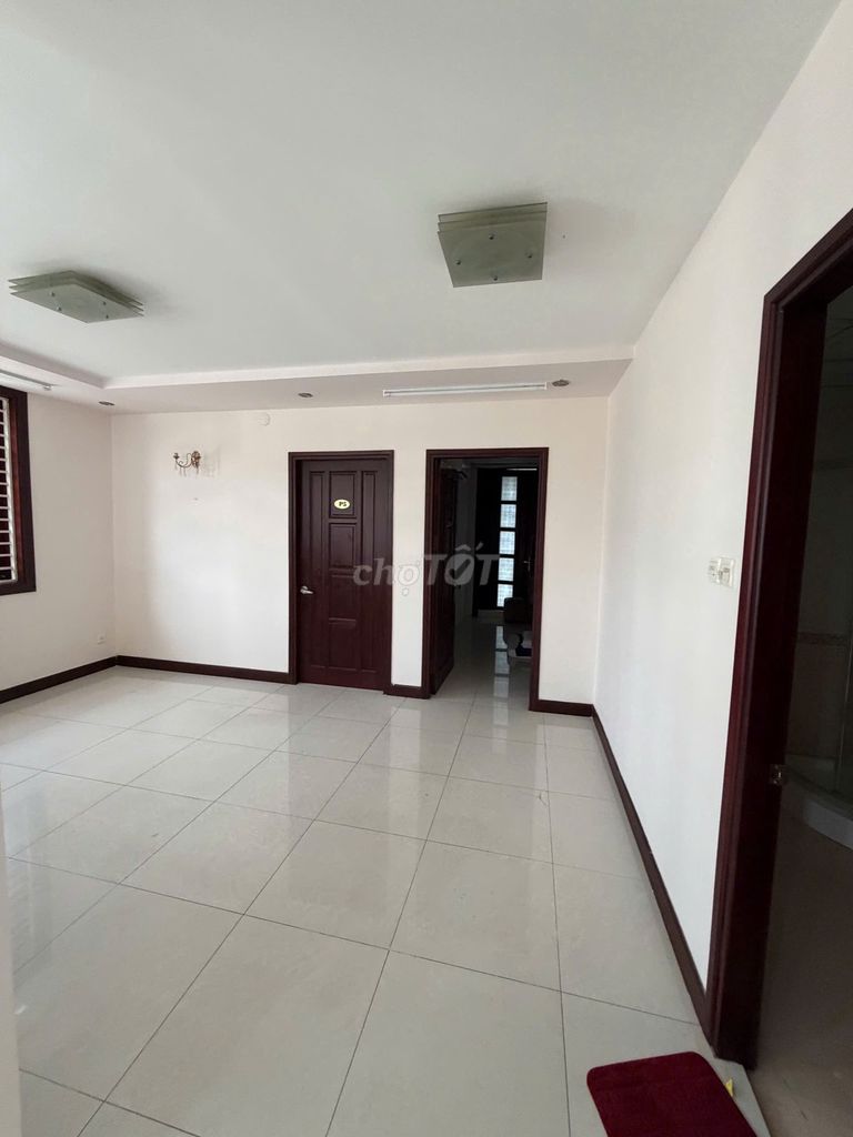 Two blocks from the fire zone 10 x 20 m 3 floors 6 floors 6 bedrooms near the 1s, bordering the 6th District