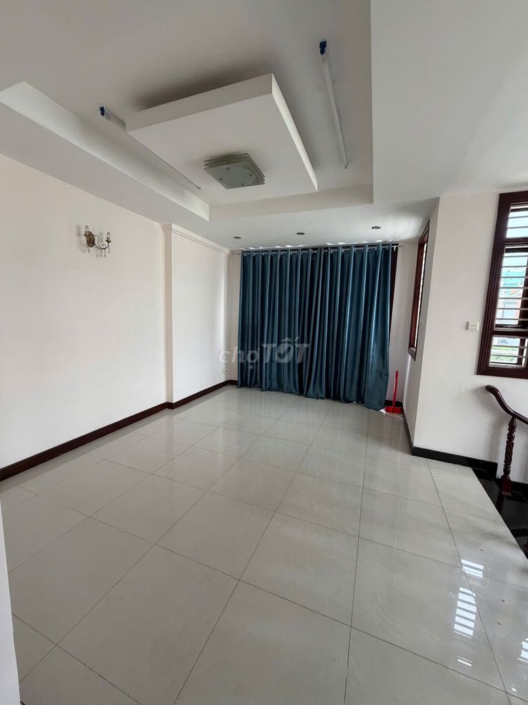 Two blocks from the fire zone 10 x 20 m 3 floors 6 floors 6 bedrooms near the 1s, bordering the 6th District