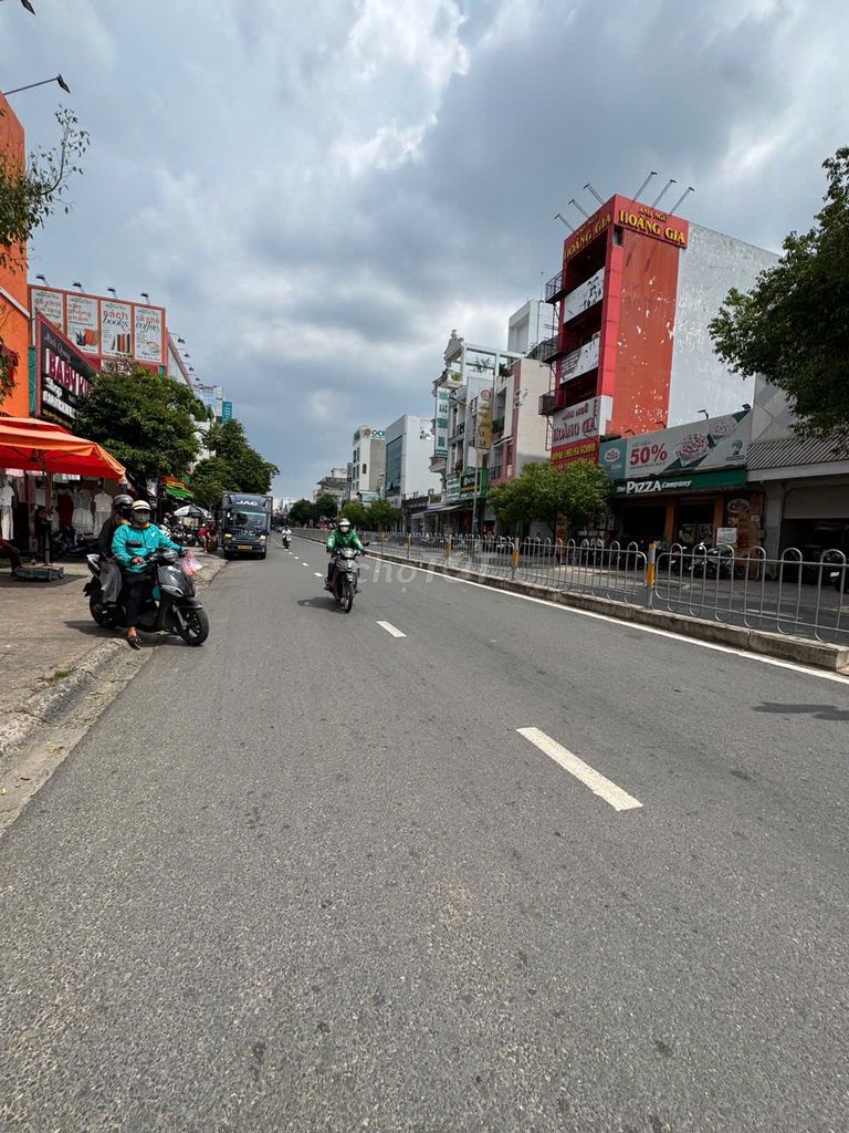 Rent 1 Nguyễn Sơn 12 x 20 through the new house in a super-beautiful position