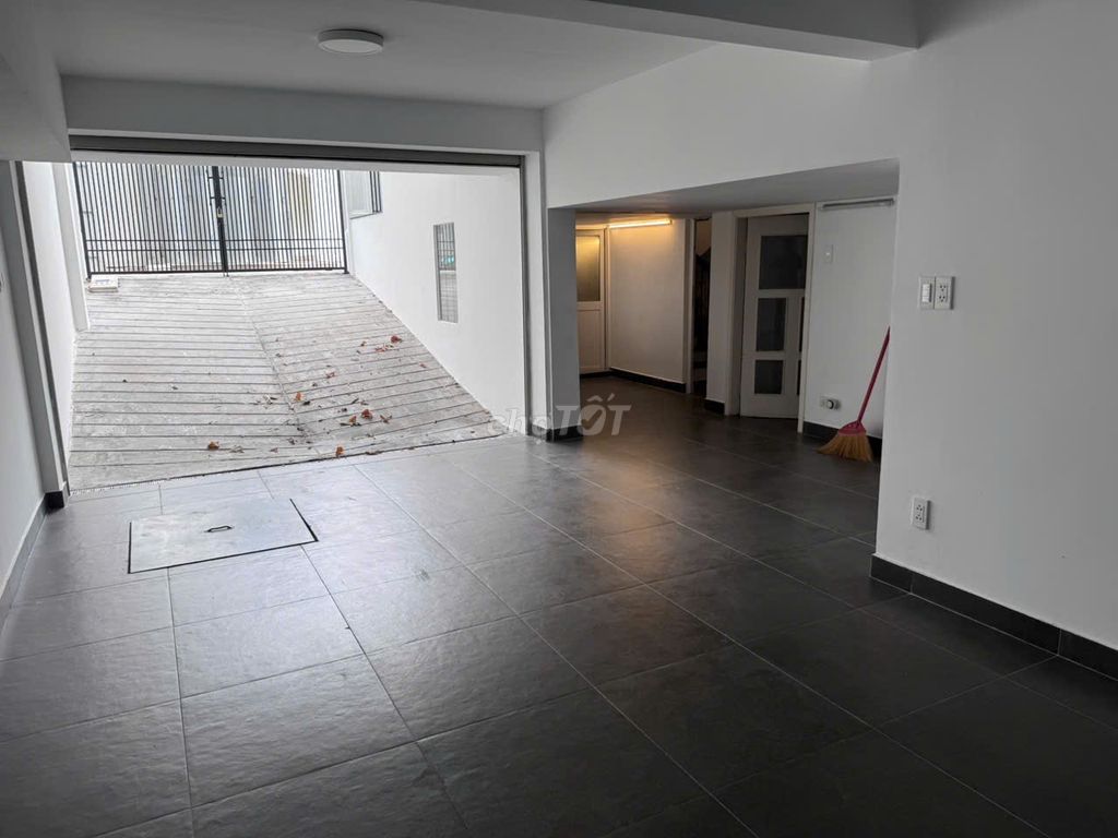 Rent a beautiful house - less furniture - four bedrooms - at 65 million a month.