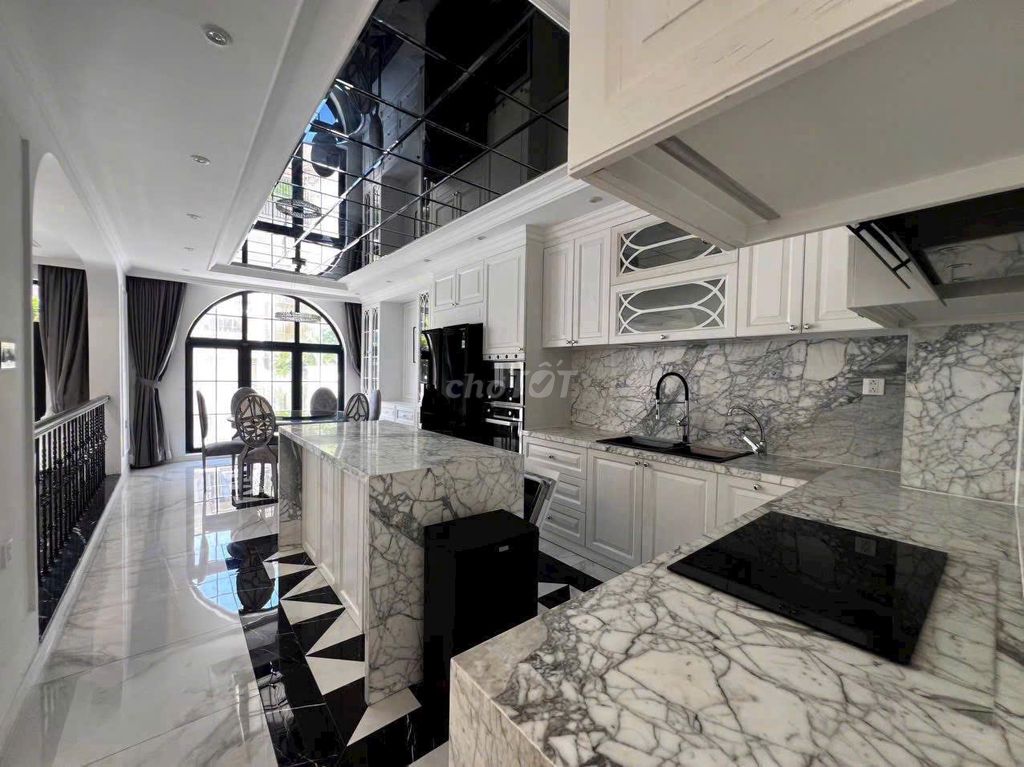 Rent a beautiful house - less furniture - four bedrooms - at 65 million a month.