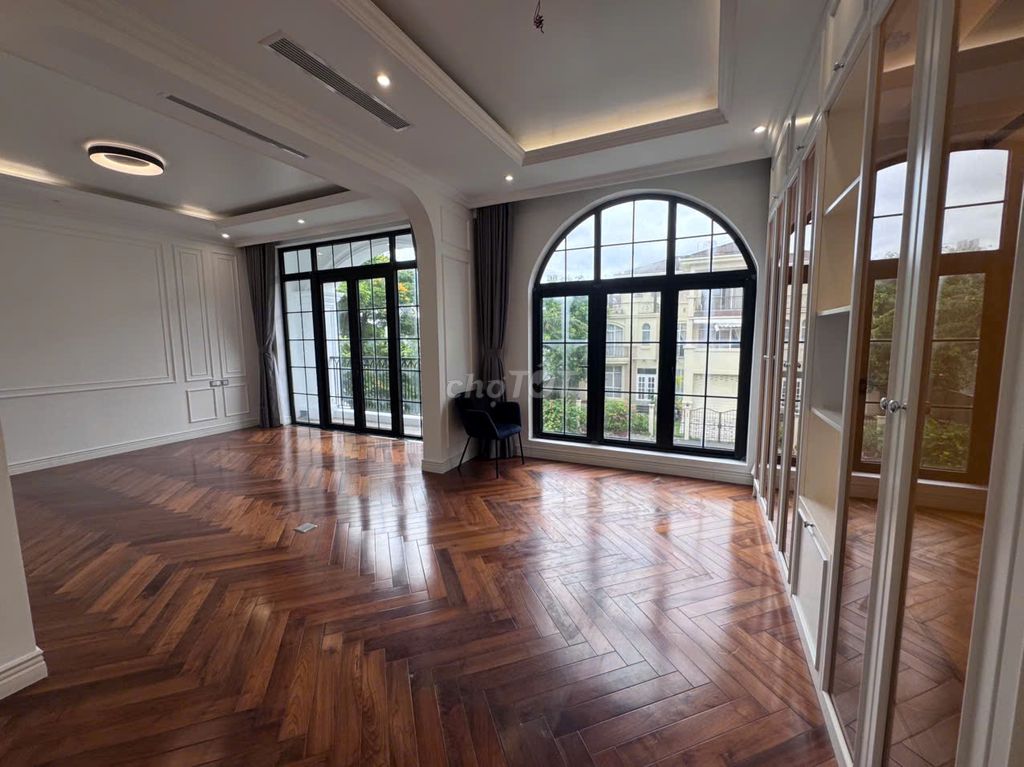 Rent a beautiful house - less furniture - four bedrooms - at 65 million a month.