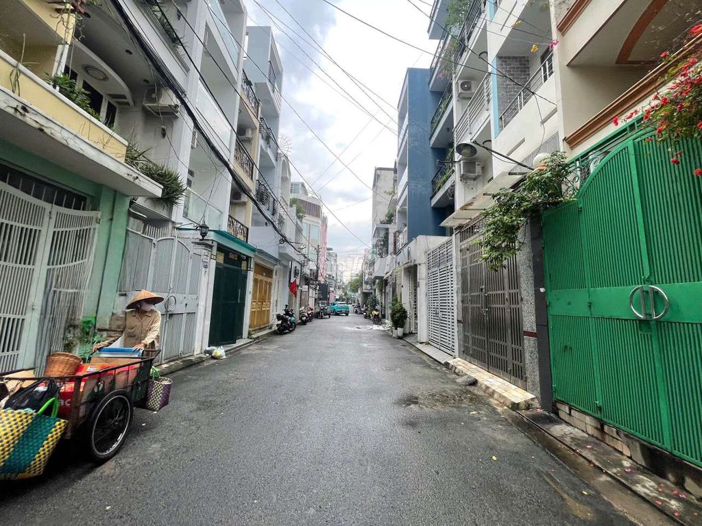 Nice new house. Two floors Đặng Văn Ngữ.5 x 15 meters with air conditioning.