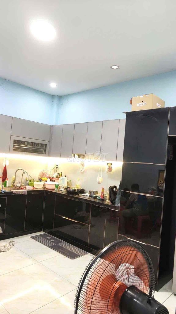To rent homes to live in clean new houses.
