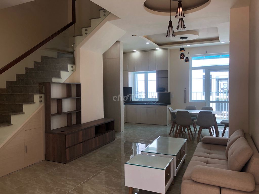 Park Riverside 75 meters2, 3 bedrooms, 3 toilets, OUB, full.