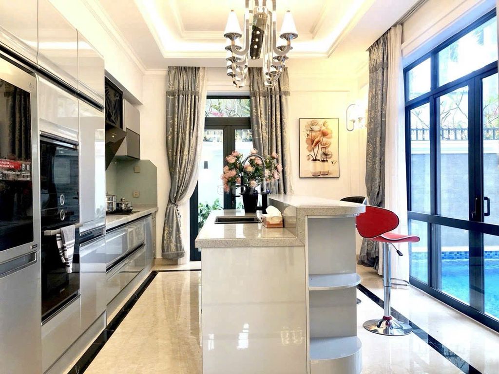 For single-mail lease-- 288 M2 -- nice house -- swimming pool -- for $11 million a month.