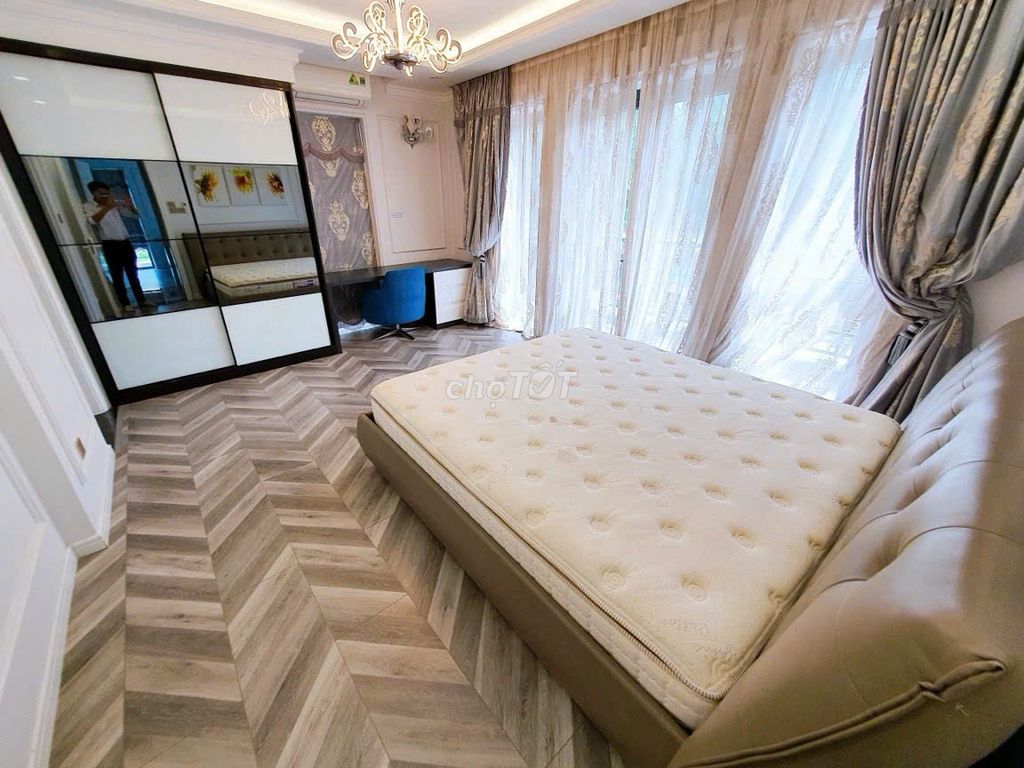 For single-mail lease-- 288 M2 -- nice house -- swimming pool -- for $11 million a month.
